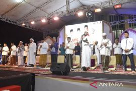 Ribuan civitas akademika dan masyarakat bersholawat bersama Ustad Abdul Somad
