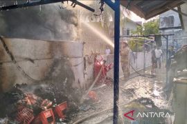 BPBD Aceh Barat kerahkan tiga damkar padamkan kebakaran usaha laundry