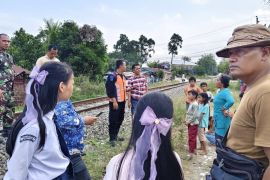 Pakai headset di jalur rel, seorang pemuda tertabrak kereta api