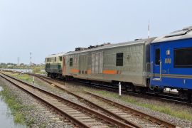 Perjalanan dua KA di Jember alami keterlambatan akibat banjir Semarang