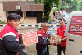 Alfamart salurkan bantuan warga terdampak banjir di Kota Semarang