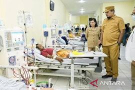 Kunjungi korban keracunan makanan, Bupati Inhu pastikan pembiayaan ditanggung Pemkab