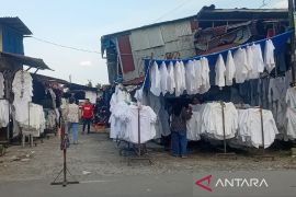 Ekonom: Sanksi terhadap "thrifting" hidupkan industri pakaian lokal
