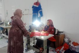 Cerita Suci Sustari Memberdayakan Perempuan Duri Menjahit Baju Tahan Api