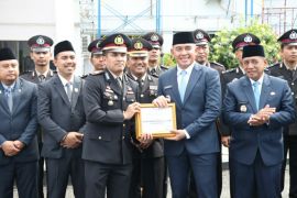 Bupati H Rahmat Trianto beri penghargaan kepada 28 personil Polres Tanah Laut