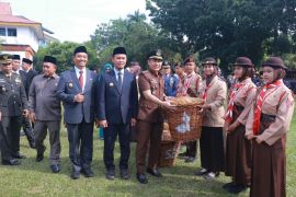 Peringati Hari Sumpah Pemuda, Pemkot Pekanbaru serahkan 300 tong sampah