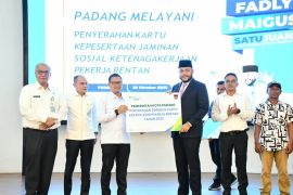 Wako Fadly Amran serahkan Kartu BPJS Ketenagakerjaan bagi 3.000 pekerja rentan