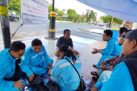 10 karyawan PT WHW Ketapang berunjukrasa ke DPRD dan Bupati, protes PHK