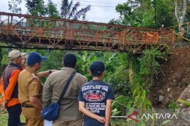 BPBD Cianjur lakukan penanganan cepat bangun jembatan darurat