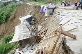 Foto: Dua warung ambruk terseret longsor tebing JLS