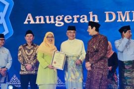 Rektor UINSU Medan terima anugerah Tun Fatimah DMDI 2025