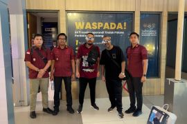 Imigrasi Kediri deportasi dua warga Iran terlibat kriminal