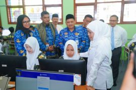 Khofifah pastikan kesiapan teknis dan mental siswa hadapi TKA