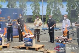 Bea Cukai dan Pemprov Jatim musnahkan 17,1 juta batang rokok ilegal