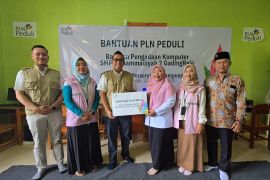 PLN beri bantuan komputer ke SMP Muhammadiyah 2 Gading Rejo
