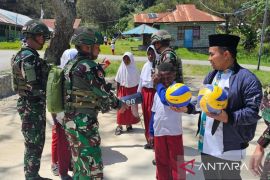 Satgas TNI Yonif 521/DY salurkan sarana olahraga untuk warga Distrik Walesi