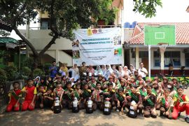 Pengmas FEB UI berikan pelatihan eco-enzyme di SDN Beji Timur 1 Depok