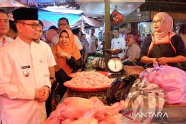 Pemkot Bukittinggi Sidak Pasar tinjau harga kendalikan inflasi