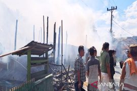Tiga rumah warga di Desa Tebing Tinggi ludes terbakar