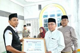 Wawako Maigus Nasir serahkan dana operasional triwulan III tahun 2025 Ketua RT/RW se-Kecamatan Kuranji