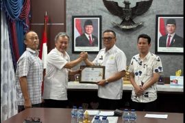 Dewan Kopi Indonesia Provinsi Sumatera Selatan berikan penghargaan kepada Bupati Empat Lawang