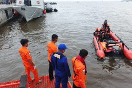 Tim SAR evakuasi pria jatuh di perairan Sialang Buah Sumut