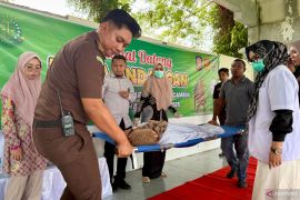 Seorang ibu terpidana zina pingsan usai jalani 100 kali cambuk di Aceh Barat
