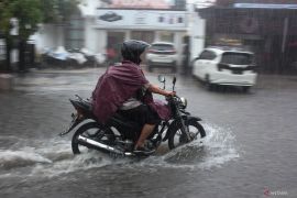 Dampak hujan deras di Surabaya