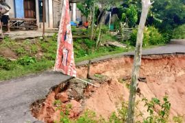 Jalan lingkar di Desa Peninjauan OKU amblas akibat  longsor