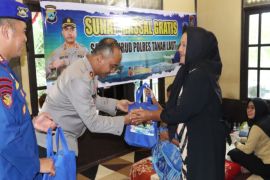 Satpolairud Tala gelar sunat gratis anak desa pesisir di Klinik Apung