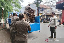 Petugas tertibkan PKL liar dan odong-odong di Jatinegara Jaktim