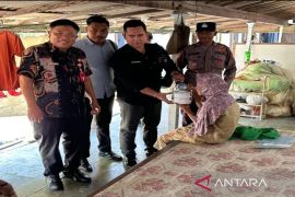 Pemkab Pamekasan bantu berikan makanan dan minuman 421 warga lansia