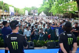 Ratusan pelajar Mataram temu sapa dengan  Monster Energy Yamaha MotoGP