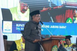 Bupati Tanjabbar hadiri wisuda IAI An-Nadwah