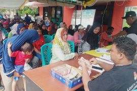 Kantor Pos Kaimana salurkan bansos PKH  dan sembako kepada 4.044 KPM