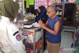 Petugas gabungan razia peredaran rokok ilegal di Kota Madiun