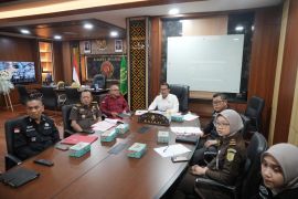 Tersangka kasus penganiayaan di Sinjai dihukum bersihkan masjid