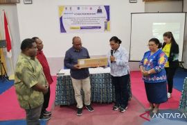 Pemerintah Kota Sorong salurkan alat laparoskopi ke RS Sele Be Solu