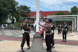 Aparat gabungan TNI dan Polri turunkan bendera AMPB gantikan merah putih di Alun-alun Pati