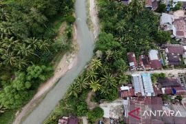 Warga Tolitoli Sulteng bersihkan rumah setelah banjir
