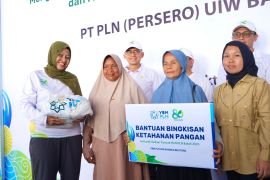 YBM PLN Babel bagikan 1.000 paket sembako di momen HLN ke 80