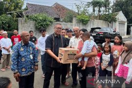 Wakil Ketua DPRD Bogor salurkan bantuan untuk korban longsor Bondongan