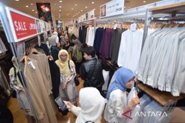 Warga serbu toko Uniqlo pertama di Padang