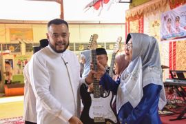 Dukung pengembangan minat dan bakat pelajar, Wako Fadly Amran serahkan alat band pada tujuh SMPN di Kota Padang