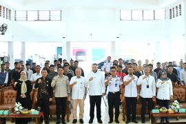 Fadly Amran berikan pengarahan pada personel penjagaan perlintasan sebidang di Kota Padang