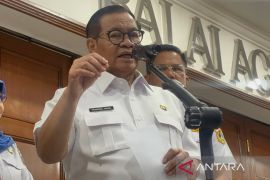 Floods hit Kemang as embankment crack causes Krukut River overflow