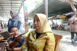 Ratusan warga di Lombok Tengah mulai dilatih pembuatan rokok