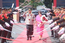 Irjen Pol Viktor T. Sihombing tiba di Mapolda Babel, disambut tarian sekapur sirih