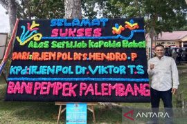 Pedagang pempek kirim karangan bunga untuk Irjen Pol Hendro Pandowo