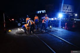 Perbaikan jalur rel KA di Tulungagung